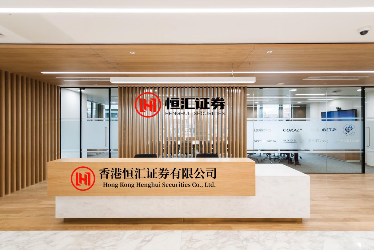 杠杆配资网 灶台边的时光机：山东大娘的饺子馅藏了本家族史 王婶揉面的手突然停住了。那盆调了三十年的三鲜馅里，虾仁比去年多搁了五颗，韭菜切得比往年细碎——这分明是1986年她刚嫁进老张家时的配方。 饺子皮在她掌心转着圈，像按下老式录音机的回放键。1989年儿子出生那年的馅料肥瘦三七开，取“三...